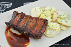 Coaste de porc marinate si cartofi la cuptor